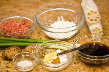 Độc, lạ ngó sen kẹp thịt thơm bùi, ăn là mê! - 2