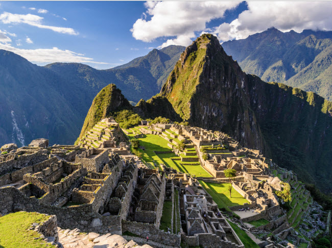 Machu Picchu, Peru: Công trình kiến trúc cổ của đế chế Inca thu hút hàng triệu lượt du khách mỗi năm. Tình trạng quá tải và lở đất tự nhiên có thể khiến các cấu trúc này bị sụp đổ bất cứ lúc nào.