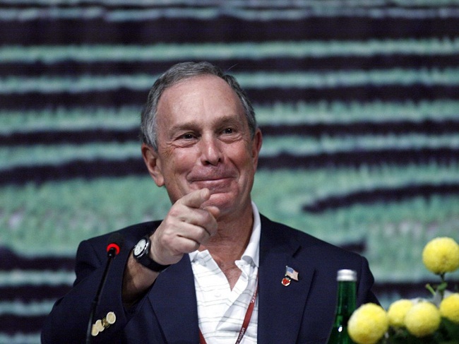 14. Michael Bloomberg, cựu thị trưởng thành phố New York, nhận bằng MBA năm 1966. Thị trưởng ba nhiệm kỳ của thành phố New York là người giàu thứ 10 trên thế giới tính đến tháng 4/2017. Ông bắt đầu sự nghiệp tại ngân hàng đầu tư Salomon Brothers trước khi thành lập công ty dịch vụ tài chính toàn cầu Bloomberg LP.