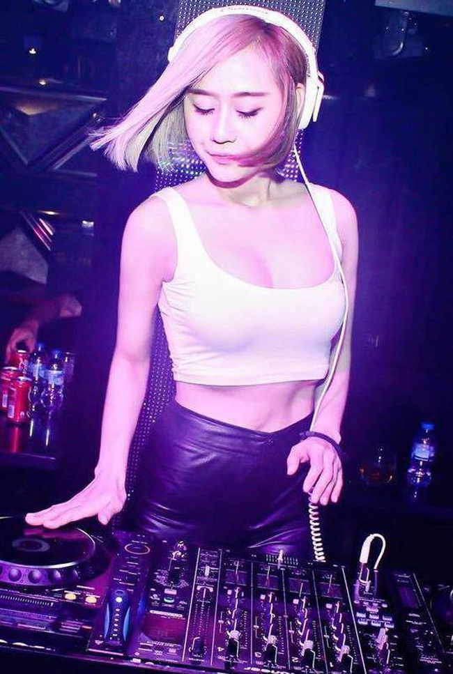 DJ Tiên Moon cũng là một nữ DJ "Gái một con trông mòn con mắt" của giới DJ Việt Nam.