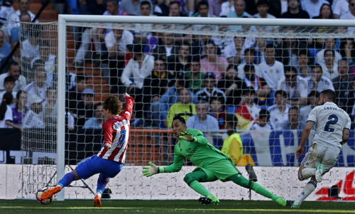 Real Madrid - Atletico: &#34;Phóng hỏa&#34; Bernabeu - 2