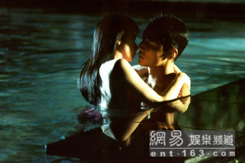 Cảnh yêu ngọt ngào và lãng mạn dưới nước của sao Hoa ngữ - 4