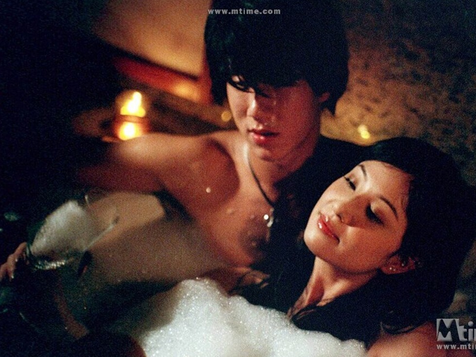 Cảnh yêu ngọt ngào và lãng mạn dưới nước của sao Hoa ngữ - 3