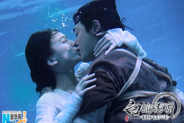 Cảnh yêu ngọt ngào và lãng mạn dưới nước của sao Hoa ngữ - 2