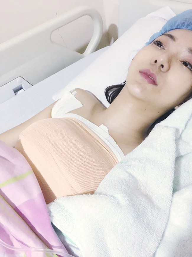 Chia sẻ hình ảnh vừa tỉnh lại sau ca phẫu thuật nâng ngực trên trang cá nhân, cô gái Nam Định khiến nhiều người ngỡ ngàng. 