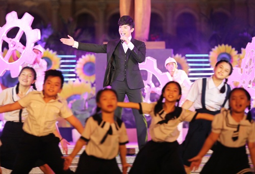Nathan Lee thay quần áo giữa đường để kịp giờ diễn - 5