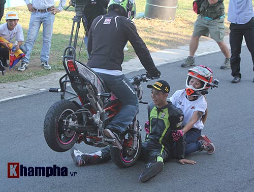 Nữ biker Thái làm xiếc với xe khiến người đẹp Việt thót tim - 11