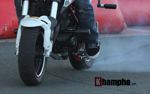 Nữ biker Thái làm xiếc với xe khiến người đẹp Việt thót tim - 13