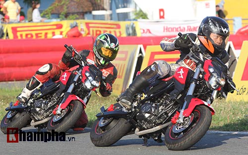 Nữ biker Thái làm xiếc với xe khiến người đẹp Việt thót tim - 14