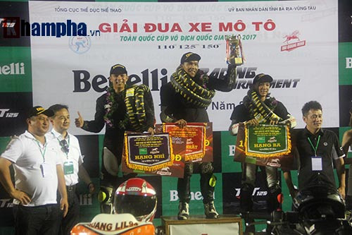 Nữ biker Thái làm xiếc với xe khiến người đẹp Việt thót tim - 15