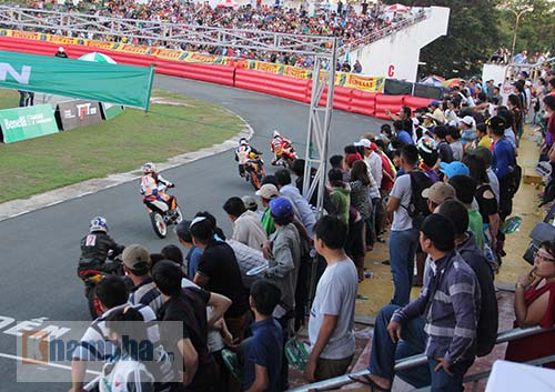 Nữ biker Thái làm xiếc với xe khiến người đẹp Việt thót tim - 2