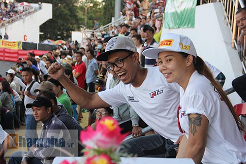 Nữ biker Thái làm xiếc với xe khiến người đẹp Việt thót tim - 3