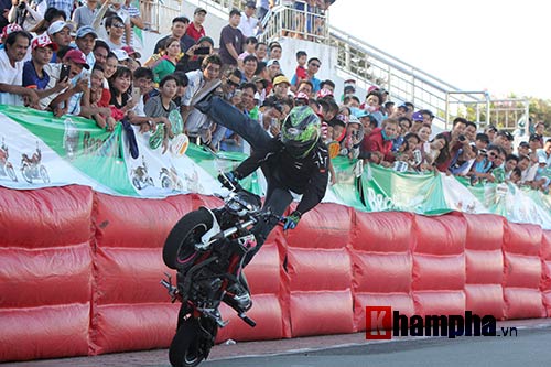 Nữ biker Thái làm xiếc với xe khiến người đẹp Việt thót tim - 4