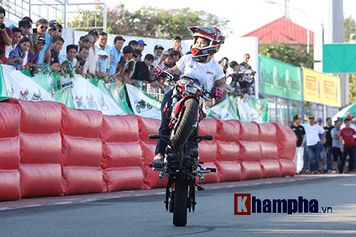 Nữ biker Thái làm xiếc với xe khiến người đẹp Việt thót tim - 5