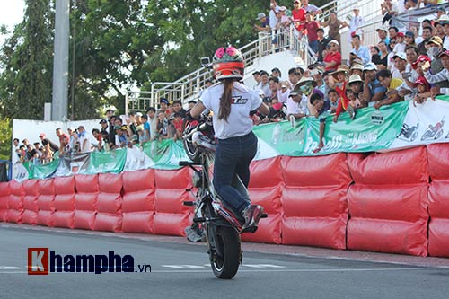 Nữ biker Thái làm xiếc với xe khiến người đẹp Việt thót tim - 6