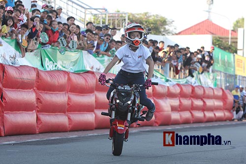 Nữ biker Thái làm xiếc với xe khiến người đẹp Việt thót tim - 7