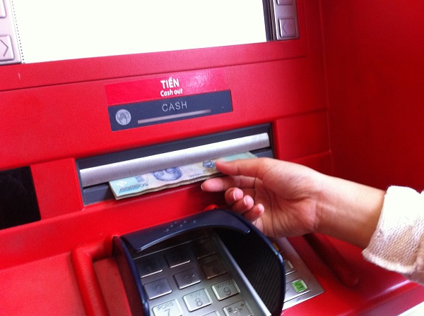 Chủ thẻ ATM chỉ phải chịu 2 loại phí dịch vụ trong tổng số 6 loại phí này - 1