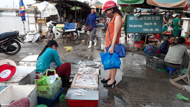 Quảng Trị: Chợ cháy hàng vì người dân đổ xô mua mực - 2