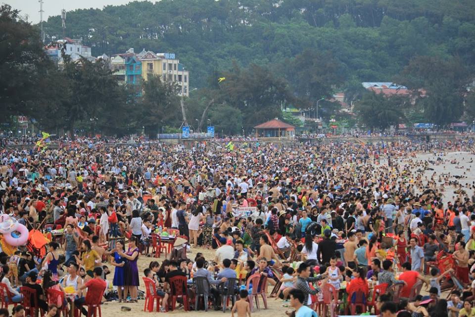 Hãi hùng cả loạt điểm du lịch, vui chơi &#34;thất thủ&#34; dịp nghỉ lễ - 2
