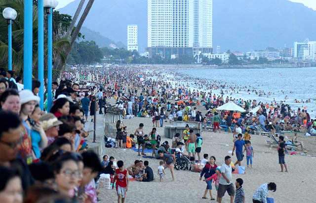 Hãi hùng cả loạt điểm du lịch, vui chơi &#34;thất thủ&#34; dịp nghỉ lễ - 4