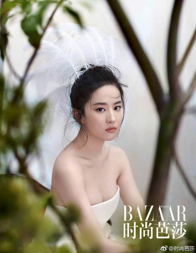Trên bìa tạp chí thời trang uy tín lần này của Bazaar, Lưu Diệc Phi "hút hồn" fan khi khoe đôi gò bồng đảo căng tràn sức sống.