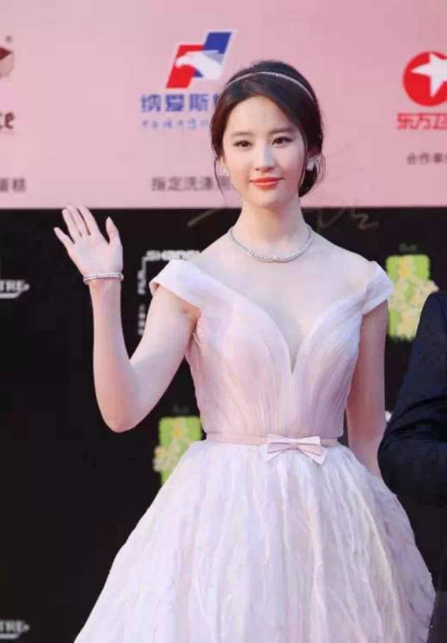 Trên thảm đỏ Liên hoan phim Thượng Hải 2014, nữ diễn viên khoe vẻ ngọt ngào với bộ trang sức kim cương của Forevermark.