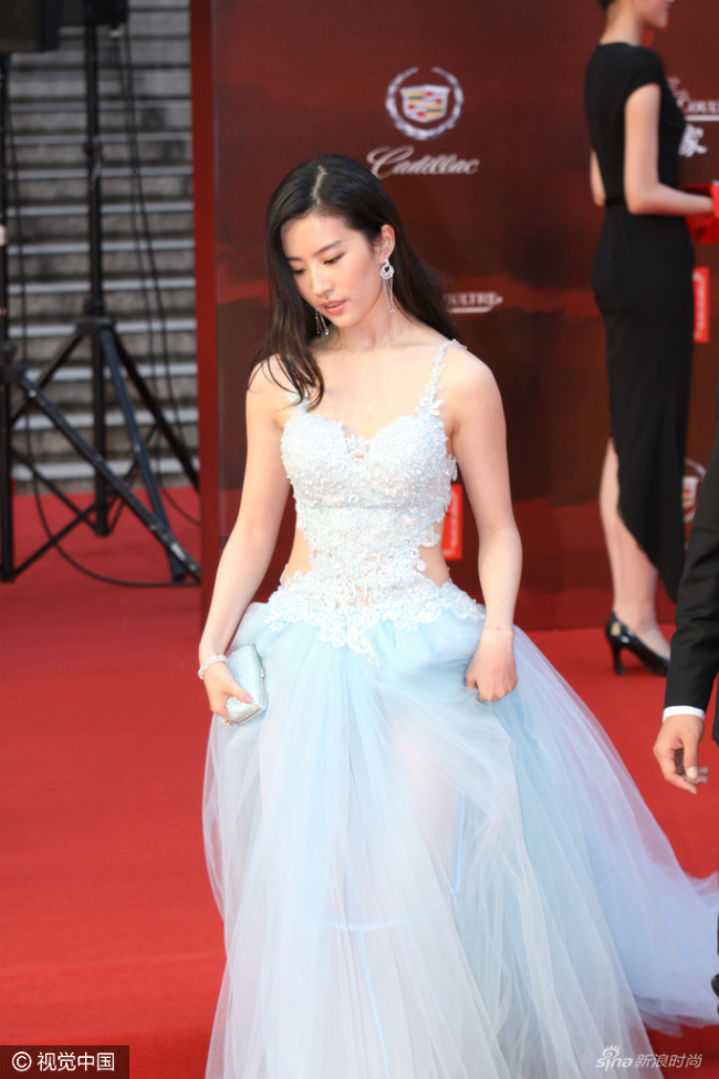 Người đẹp điệu đà và quý phái trong bộ đầm trắng cách điệu bikini khi bước đi trên thảm đỏ LHP Thượng Hải lần thứ 15 diễn ra hồi tháng 6.2012.