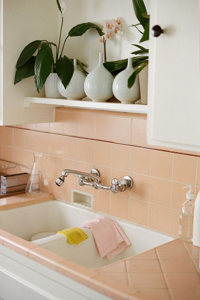 Với phòng bếp, bạn có thể sử dụng gạch tráng men màu hồng kết hợp màu trắng.