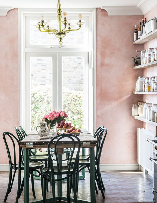 Phòng ăn sơn hồng kiểu loang lổ phá cách.
