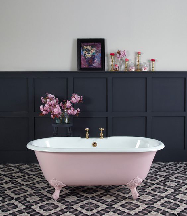 Thêm một phòng tắm phong cách cổ điển với bồn tắm tráng men màu hồng.