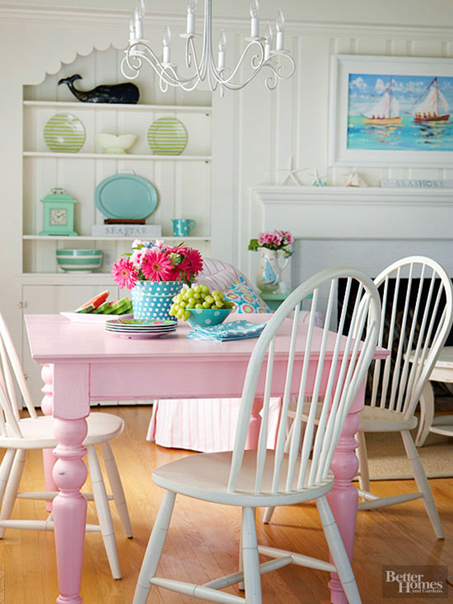 Với những ngôi nhà nhỏ, màu trắng được lấy làm màu chủ đạo để khiến không gian có vẻ thoáng rộng hơn, bạn vẫn có thể đan xen một vài đồ nội thất màu hồng như thế này.