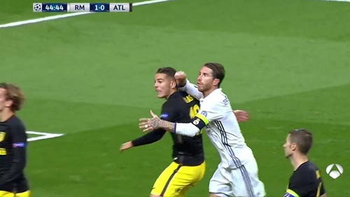 Real: Ramos đánh cùi chỏ nhưng thoát thẻ đỏ - 1