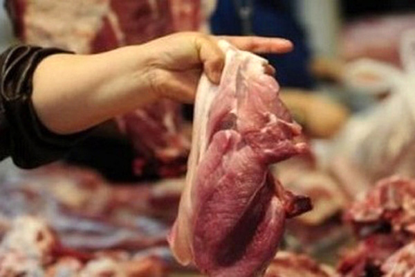Giá thịt lợn: Siêu thị cao ngất ngưởng, xuất chuồng rẻ như cho - 1