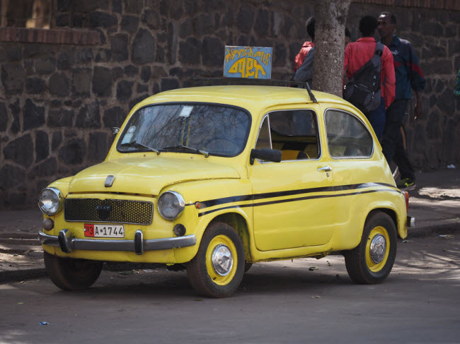 Taxi ở đây là những chiếc Fiat cổ.