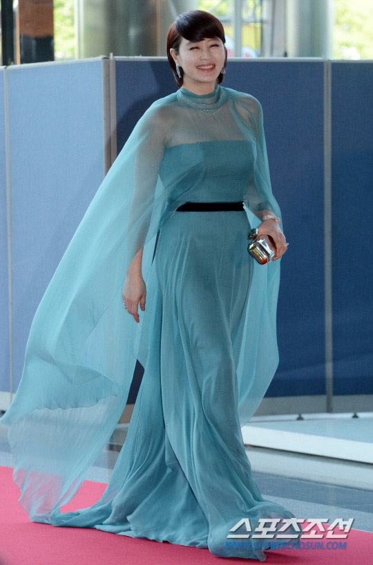 Ai cũng phải nhìn vì bờ vai trần của hai nữ thần sắc đẹp - 11