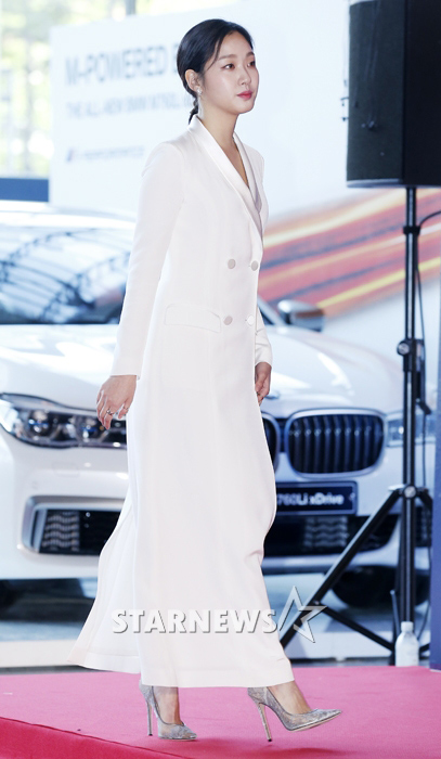 Ai cũng phải nhìn vì bờ vai trần của hai nữ thần sắc đẹp - 4