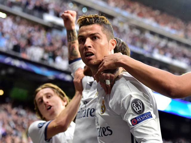 Ronaldo ăn mừng lạ: 