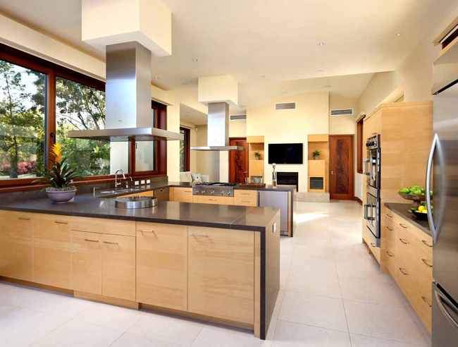 Phòng bếp như một kiệt tác kiến trúc đương đại với đường nét thanh thoát và không gian thoáng rộng nhờ những ô cửa kính lớn.