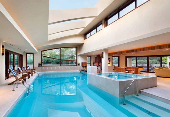 Hồ bơi trong nhà và bồn tắm nước nóng. Mái nhà thiết kế đặc biệt có thể “đóng – mở” tự động.