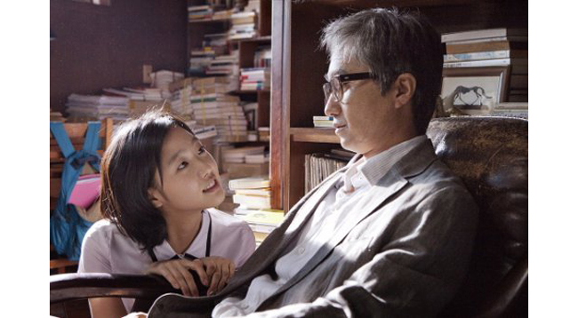 Một "nữ sinh" táo bạo khác của màn ảnh Hàn là Kim Go Eun trong phim A Muse (tựa tiếng Việt: Nàng thơ).