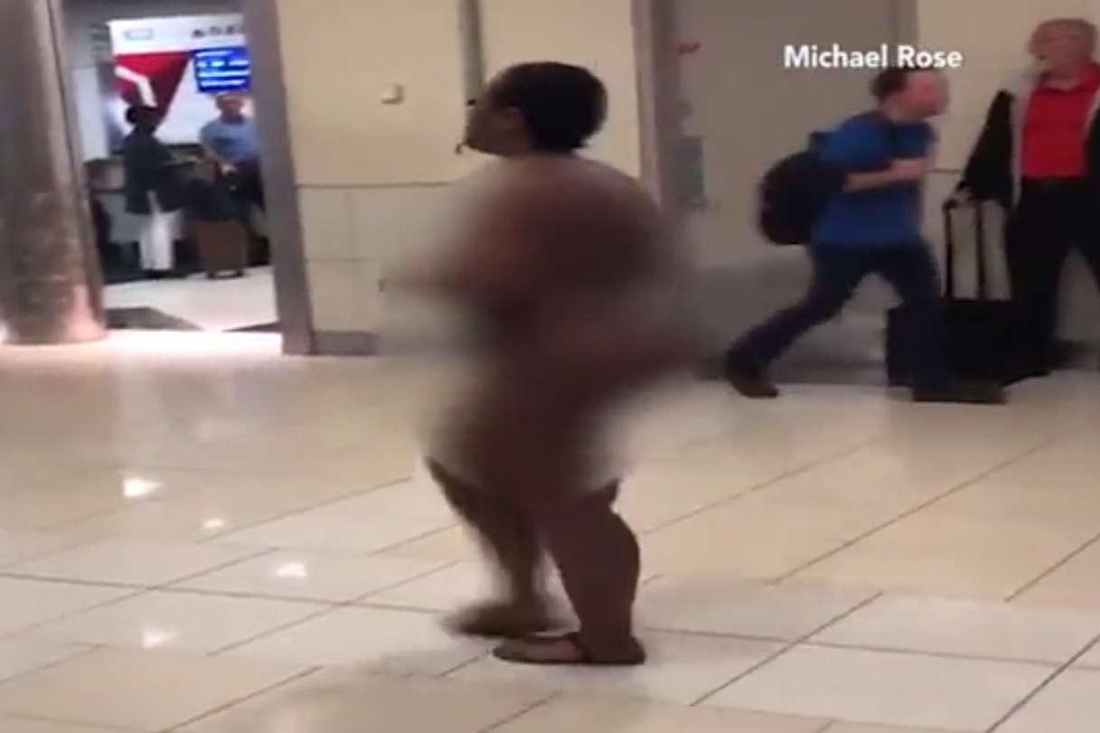 Người phụ nữ Mỹ khỏa thân đi khắp sân bay la hét - 1