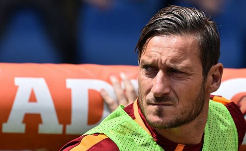 CHÍNH THỨC: Totti giải nghệ, tiếp tục trung thành với Roma - 1