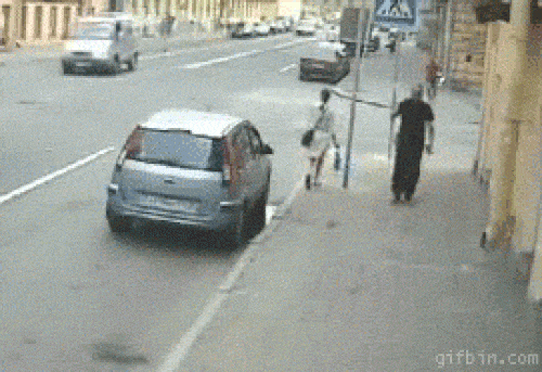 Ảnh động: Thoát nạn vì... "thần chết" ngủ quên! - 9