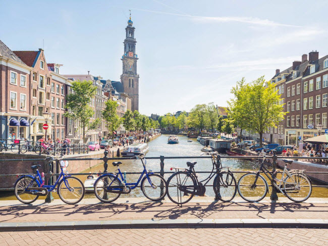 Khung cảnh mùa hè tuyệt đẹp ở thành phố Amsterdam, Hà Lan.
