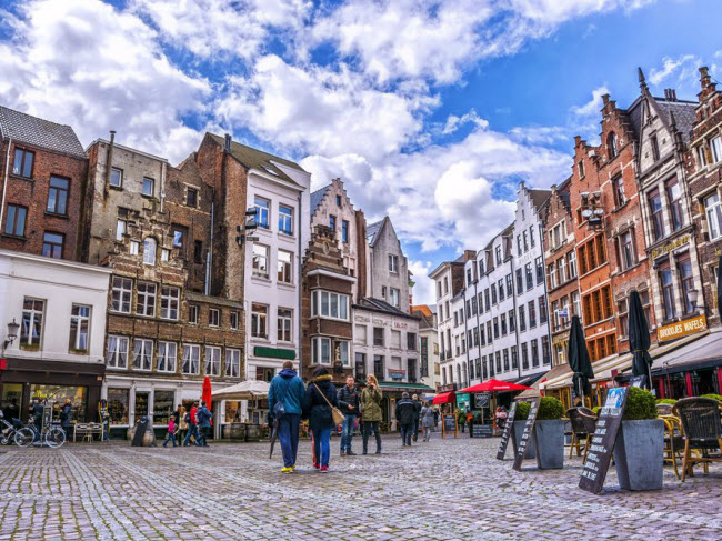 Những ngôi nhà cổ và quán cà phê trên đường phố ở Antwerp, Bỉ.
