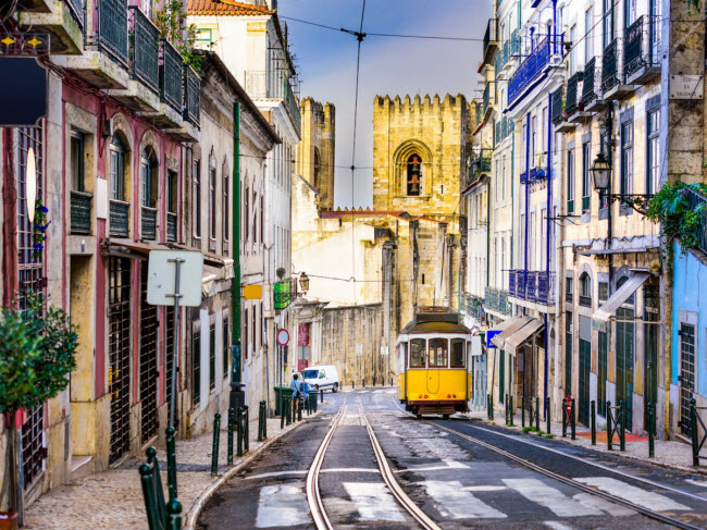Tàu điện cổ tại trung tâm thành phố Lisbon, Bồ Đào Nha.