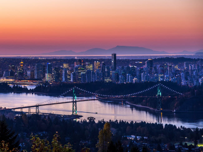 Khung cảnh hoàng hôn ở thành phố Vancouver, Canada.
