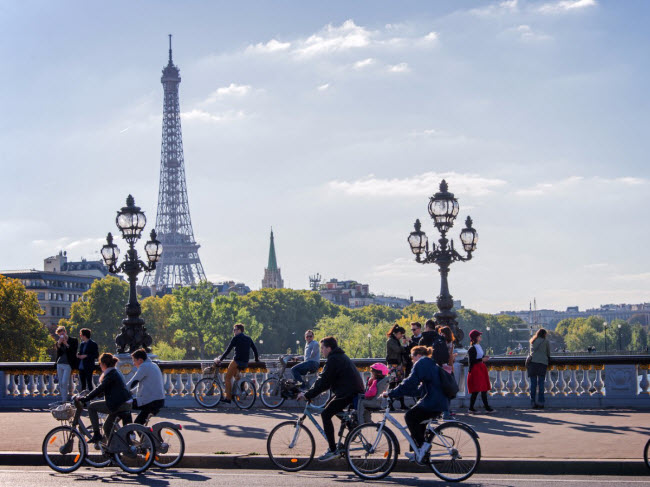 Mọi người đạp xe ở thành phố Paris, Pháp.