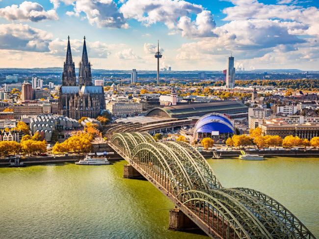 Khung cảnh trên sông Rhine ở Cologne, Đức.