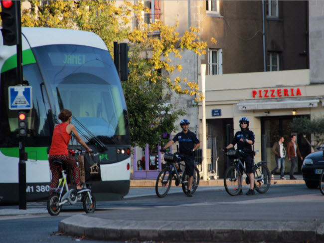 Mọi người đạp xe ở thành phố Nantes, Pháp.
